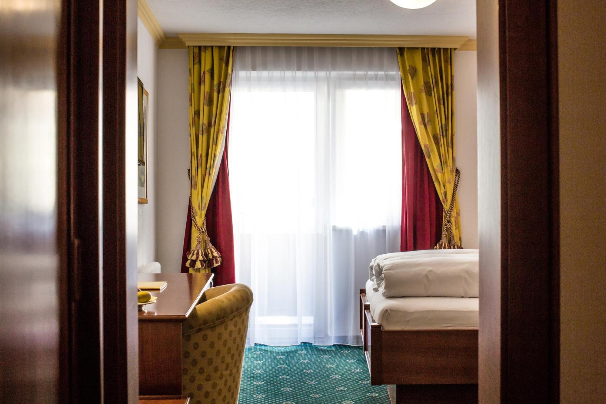 סן אנטון Hotel Kristall מראה חיצוני תמונה